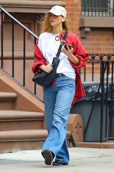 The $50 Hat Jennifer Lawrence Has Been Wearing All Over NYC | Who What Wear Casual Chique Stijl, Chique Outfit, Plain White T Shirt, Outfits With Hats, Tshirt Outfits, Casual Chic Style