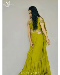 Mehendi Dress Ideas, Freshers Party Outfit College, Ruffles Saree, Light Saree, Shadi Ideas, Haldi Saree, Haldi Dress Ideas, Western Saree, Saree Photography