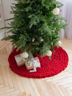 A chunky knitted Christmas tree skirt is designed to create a Hygge and cozy atmosphere. Perfect for vintage, contemporary, farmhouse-style festive zones, the red giant knit tree skirt by Anzy Home is a unique and luxury Christmas    décor .  Skirts are available in different sizes, from 20 inches in diameter for small/tabletop trees, to large 72-inch option for tall 9 ft trees. Top-selling sizes are 40 inches and 48 inches skirts.  See the    size guide   to choose a proper diameter for your tr Otomi Christmas, Knitted Nativity, Knit Tree Skirt, Knit Tree, Christmas Kids Room, Knitted Christmas Tree, Red Christmas Tree Skirt, Luxury Christmas Decor, Christmas Tree Base