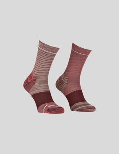 S: 35-38  |  M: 39-41  |  L: 42-44 Summer, sun, sunshine - on long mountain tours in summer temperatures, the ALPINE MID SOCKS for men can't be missed. The robust material mix with climate-regulating and odor-inhibiting merino wool is equipped with a circumferential mesh system, which ensures optimal ventilation. So that the foot is not only well ventilated, but also protected in the best possible way, material reinforcements in sensitive areas provide additional cushioning and protect against abrasion. Thanks to comfort waistband, ergonomic right / left fit and a special stabilization zone around the ankle, annoying slipping of the knee socks is a thing of the past. The soft and supple material prevents wrinkles and, together with the flat seams, prevents unpleasant blisters and pressure Summer Temperature, Socks For Men, Prevent Wrinkles, Knee Socks, Ski Pants, Personal Shopping, Ski Jacket, Summer Sun, In Summer