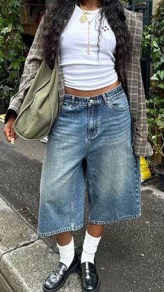 Black Cargo Shorts Outfits Women, Baggy Jorts Outfit Idea, Outfit Bermuda, Streetwear Fashion Baggy, Baggy Jean Shorts, Shorts Knee Length, Streetwear Fashion Outfits, Street Style Outfits Casual, Neat Casual Outfits