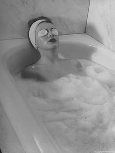 Nina Leen, Tumeric Face Mask, Body Shop At Home, Wine Candles, Take A Bath, Clay Face Mask, Clay Face, Clay Faces, Bath Candles