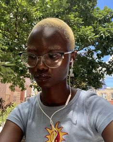 Bleached Shaved Head Black Women, Bald Girl Aesthetic, Shaved Brows, Bleached Brows Makeup, Girls Shaved Hairstyles, 4c Haircare, Big Chop Styles, Head Aesthetic, Shaved Blonde