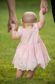 1st Birthday Photo Shoot Outdoor, 1 Yr Birthday Photoshoot Ideas, First Bday Picture Ideas, Baby Girl First Birthday Photoshooting Ideas, One Year Girl Photoshooting, One Year Girl Photoshooting Ideas, 1 Year Photoshoot Ideas Outside, 1st Photoshoot First Birthdays, First Birthday Shoot Outdoor