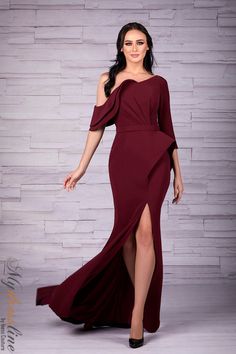 Sara Badr's Spring 2019 evening collection dress is the perfect choice for your next formal event. This figure-flattering design comes in a variety of colors and sizes, and ships within 1-2 weeks. Peplum Long Dress, Luxurious Dress, Single Dress, Luxurious Dresses, Plastic Dress, Strapless Neckline, Plain Dress, Dress Cover, Crepe Dress