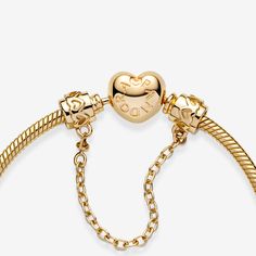 Secure your favorite charms with the Hearts Safety Chain Charm. Hand-finished in 14k gold, each end of this piece is decorated with a row of raised hearts for subtle detailing. Style with other 14k gold designs on your Pandora Moments bracelet for a statement tonal look or wear with charms in different metal finishes for a contrasting combination that stands out. - Pandora Hearts Safety Chain Charm - 14k Gold - Sz. 2 in Pandora Safety Chain, Pop Jewelry, Dream Bracelet, Charms Pandora, Bracelet Pandora, Pandora Hearts