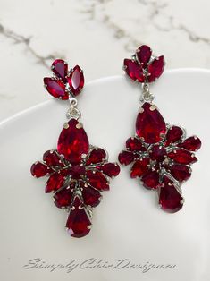 Brilliant handmade earrings, featuring large teardrop deep red crystals, finished with beautiful crystalized posts. Bracelet also for purchase. It is 1 inch wide, beautiful leaf design with large teardrop Swarovski crystals. It is 6.5 inches long and has a 2-inch extension chain as in the picture. Very elegant earrings will add the extravagant touch that you are looking for. All handmade and crafted in my SimplyChic studio. Please note I can also make these pieces with other colors. If you have Red Jewelry Earrings, Red Crystal Earrings, Red Earrings Aesthetic, Dark Red Earrings, Color Borgoña, Wedding Necklace Set, Garnet Red, Stylish Earrings, Bridal Earrings Pearl