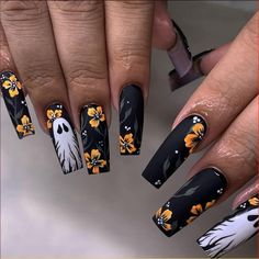 Here comes another holiday nail art roundup! With Thanksgiving coming up, I put together a list of 30 amazing nail designs that would be perfect for the holiday. Fall nails don’t have to end … Summer Halloween Nails, Halloween Aesthetic Nails, Summerween Nails, It Nail Art, Nail Art Halloween, Unghie Sfumate, Long Press On Nails, Halloween Acrylic Nails, Halloween Press On Nails