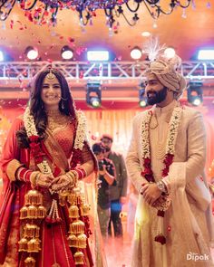 Red Sabyasachi Lehenga, Baby Aesthetic, Indian Lifestyle, Outfit Photography, Sabyasachi Lehenga, Asian Bridal Dresses, Clothing Studio, Fashion Indian, Bridal Lehenga Red