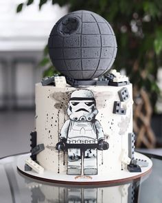 Try easy DIY Star Wars cakes! Ideal for birthday boys, these ideas are simple, include Lego themes, and feature pops and toppers. Save this pin to your DIY cake board and visit the article for more ideas. Star Wars Cake Diy, Star Wars Cake Pops, Star Wars Cakes, Lego Star Wars Cake, Birthday Cake Boy, Storm Trooper Cake, Sweet 16 For Boys