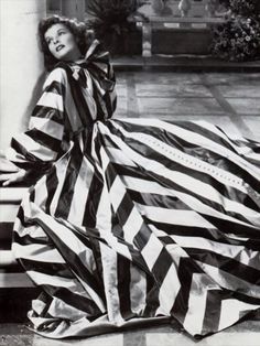 The iconic Katherine Hepburn poses for her 1935 song "Break of Hearts" in old Hollywood. Stripes are timeless. The Philadelphia Story, Old Hollywood Fashion, Katherine Hepburn, Hepburn Style, Katharine Hepburn, Cary Grant, Hollywood Fashion, Old Hollywood Glamour