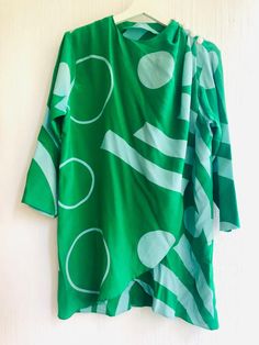 90s dress  green abstract patterned tunic  siZe 40 m  Condition good Green Silk V-neck Top, Green Graphic Print Blouse For Spring, Green Silk V-neck Dress, Green Summer Dress With Abstract Print, Green Abstract Print Summer Dress, Summer Green Dress With Abstract Print, Green Silk Short Sleeve Midi Dress, Green Long Sleeve Summer Blouse, Long Sleeve Tops With Abstract Pattern For Summer