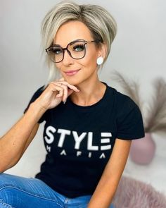 2024's Top 20 Bob Haircuts for Women: Trendy, Chic, and Flattering Styles Unveiled Long Pixie Bob, Flexibility Routine, Pixie Bob Hairstyles, Poses Dance