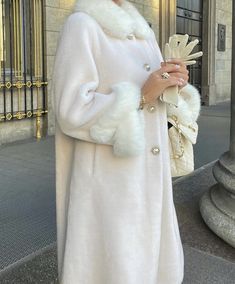 Old Money Winter Coat, Mode Abaya, White Coat, Hottest Fashion Trends, Winter Fashion Outfits, Elegant Fashion, Modest Fashion, Classy Outfits