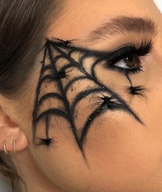 Simple Spider Web Makeup, Cobweb Face Paint, Cobweb Makeup Halloween, Spider On Eye Makeup, Face Paint Spider Web, Spiderweb Makeup Halloween, Web Face Paint, Spider Web Face Paint, Spider Make Up