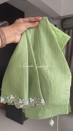 Crushed Blouse Design, Blouse Design For Crushed Saree, Cute Saree Blouse Designs, Crushed Saree Blouse Designs, Blouse Design For Tissue Saree, Simple Designs For Blouse, Blouse Designs Simple Pattern, Light Green Saree With Contrast Blouse, Crushed Tissue Saree