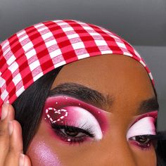 Mykaila’s Instagram photo: “CANDY CANE HEARTS 🤍❤️ This is such a cute look 🥰 . . PRODUCT DETAILS: @anastasiabeverlyhills Dipbrow Gel in Ebony, Eye Primer, Norvina Vol…” Candy Cane Hearts, Xmas Makeup, Candy Cane Gifts, Heart Makeup, Candy Cane Crafts, Christmas Eye Makeup, Candy Makeup, Christmas Makeup Look