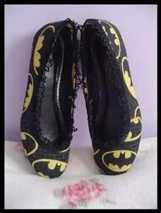 batman shoes - I want them!! Batman Clothes, Batman Shoes, Bedroom Stuff, Bathroom Stuff, Im Batman, Emo Outfits, Nerd Stuff