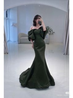 Classy Prom Dresses Elegant Long, Elegant Maroon Dress, Elegant Gowns Classy, Classy Gowns Elegant, Gowns Dresses Elegant Classy, Aesthetic Elegant Dress, Classy Prom Dress, Aesthetic Prom Dress, Green Long Prom Dress