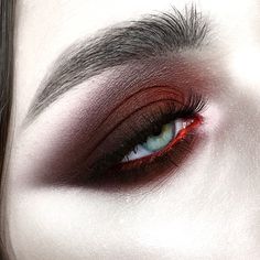 Vampire Eyeliner, Vampire Aesthetic Fashion, Vampire Makeup Looks, Maquillage Goth, Vampire Makeup Halloween, Vampire Eyes, Drag Make-up, Vampire Makeup, Punk Makeup