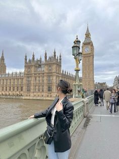 What to Wear in London: Your Ultimate Guide for Stylish Comfort Year-Round | London Aesthetic Outfits for Nigh | tHoliday Outfits for Christmas & New Years Eve Airport Look Poses, London Fits Winter, London Outfit Aesthetic, Ab Poses, London Lookbook, London Girl Aesthetic