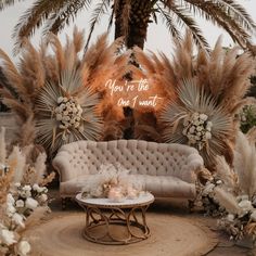 Boho Ceiling Hanging Decor, Bohemian Engagement Decor, Brown And White Wedding Decor, Shaadi Backdrops, Rustic Backdrop Ideas, Boho Theme Backdrop, Wedding Round Table Decorations, Wood Backdrop Wedding, Boho Floral Arrangements