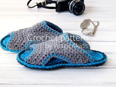 ♥♥♥A NEW ORIGINAL PATTERN FOR MEN BASIC SUMMER SLIPPERS♥♥♥ MAKE THESE BEAUTIFUL SLIPPERS FOR THE MEN THAT YOU LOVE IN HIS FAVORITE COLORS OR AS GIFTS FOR ANY OCCASION TO YOUR FAMILY MEMBERS OR FRIENDS. THESE SLIPPERS WILL BE THEIR FAVORITE SLIPPERS BECAUSE THEY ARE BREATHABLE, COZY AND Men Clogs, Crocheted Slippers, Beautiful Slippers, Shoe Sketches, Men Slippers, Crochet Sandals, Fingerless Mitts, Shoes Photography, Shoes Drawing