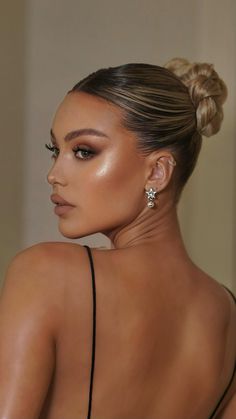 Glam Braids Hairstyles, Party Hairstyles For Long Hair Night, Sleek Prom Hair, Classy Hairstyle, Festive Makeup, Mekap Mata, Fest Temaer, Classy Hairstyles, Sleek Bun