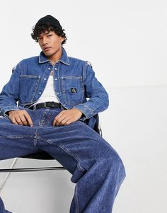 Hemden von Calvin Klein Jeans Liebe auf den ersten Klick Breiter Kragen Druckknopfleiste Brusttaschen Logo-Aufnäher Lockere Passform Blue Denim Outfit Men, Calvin Klein Denim, Levis Campaign, Calvin Klein Editorial, Jeans Editorial, Denim Styling, Calvin Klein Men Photoshoot, Calvin Klein Photoshoot Models, Calvin Klein Men Outfits