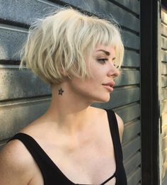 Ear Length Bob, Blonde Bob With Bangs, Messy Bob Hairstyles, Blonde Short, Choppy Hair, Short Choppy Hair, Penteado Cabelo Curto, Curly Bob Hairstyles