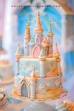 there is a cake that looks like a castle