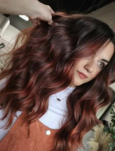 fall hair color - cowboy copper hair - chocolate copper hair - dark copper balayage brunette hair Pumpkin Spice Balayage Brunette, Auburn Hair Bangs, Cobrizo Hair, Copper Balayage Brunette, Red Balayage Hair, Cowboy Copper, Cinnamon Red, Red Ombre Hair