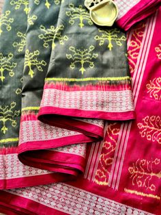 ✨This 8 ply master piece is woven ikkat (bandha) pure silk saree is in darkest mehendi green shade with pink border and anchal with beautiful Odisha motifs all over the saree. Both side of the saree have rudraksh border.  ✨ Comes with fall pico stitched and an unstitched blouse piece. 👉Sambalpuri Sarees of Odisha are known as the finest handloom.  👉The sarees reflect an original style of craft known as Baandha (Ikat) Traditionally. 👉These Baandhas are hand weaved with images of flora or fauna or with geometrical patterns or temple inspired motifs.  💫Adorn elegance in this gorgeous Sambalpuri Ikat pure silk saree from us.  Note- Slight variation in color possible due to how the camera captures the color - that might show differently in daylight n indoor lights. Individual screen also ma Green Cotton Saree With Traditional Patterns, Traditional Green Dupatta With Printed Border, Green Saree With Weaving Work For Festivals, Green Raw Silk Saree With Weaving Work, Green Chanderi Dupatta With Weaving Work, Green Traditional Wear With Weaving Work For Festivals, Festive Green Dupatta With Weaving Work, Green Cotton Saree With Dupatta, Green Katan Silk Saree With Printed Border