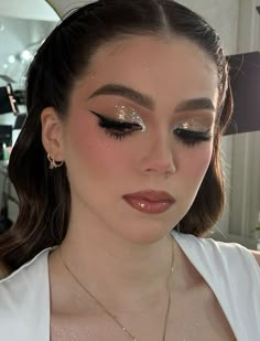 New Year Look Makeup, Gold Dress Eye Makeup, Orchestra Concert Makeup, Christmas Makeup For Brown Eyes, Western Glam Makeup, Soft Glam Christmas Makeup, Makeup Ideas For Christmas Party, Natural Makeup With Gold, Makeup Looks For Events