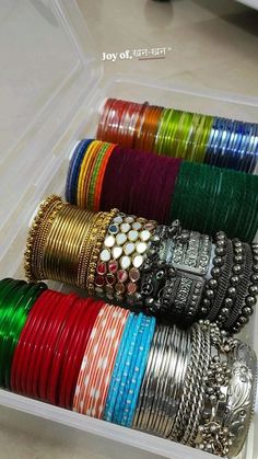 Bangles Aesthetic, Face Lightening, Vintage Indian Jewelry, Girly Swag, Bridal Jewellery Inspiration, Desi Aesthetics, Indian Wedding Jewelry Sets, Indian Accessories, Korean Accessories