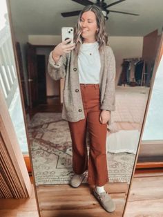 Orange Flowy Pants Outfit, Orange Pants Outfit Winter, Orange Courderoy Pants Outfits, Orange Wide Leg Pants Outfit, Orange Corduroy Pants Outfit, Orange Pants Outfits, Orange Pants Outfit Work, Burnt Orange Pants Outfit, Rust Pants Outfit