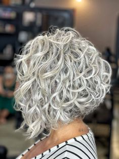 28 HAIRSTYLES FOR WOMEN OVER 70 - valemoods Grey Hair Styles For Women, Trendy Short Haircuts, Short Choppy Hair, Curly Hair With Bangs, 2024 Trends, Short Hair Older Women, Short Hair Styles Pixie