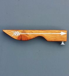 a wooden object with an arrow on it