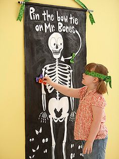 Halloween (kid) party game with templates for the skeleton: Pin the Bow Tie on the Skeleton. Diy Halloween Party Games, Adult Halloween Party Food, Diy Halloween Party, Fun Halloween Party Games, Halloween Party Activities, Dekorasi Halloween, Fun Halloween Games, Mr Bones, Halloween Games For Kids