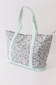 Add some playful charm to your daily look with our green floral plaid tote bag. This statement accessory is both stylish and functional, making it the perfect choice for any occasion. Stand out from the crowd and carry all your essentials in this quirky and fun tote bag. 14.96*5.9**12.2in 25%Cotton 75%Polyester MC403326 Plaid Tote Bag, Plaid Tote, Best Tote Bags, Beach Collection, Pet Holiday, Baby Boy Shoes, Cute Bags, Daily Look, Green Bag