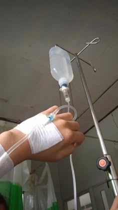 a hand with an oxygen tube hooked up to it's arm and attached to a medical device