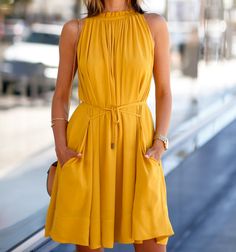 Yellow Vintage Dress, Plain Skater Dress, 50 Style, Short Mini Dress, Mini Dresses Summer, Mode Inspiration, Street Styles, Yellow Dress, Pleated Dress