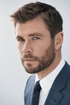 NETFLIX. Chris Hemsworth. TV series Chris Hemsworth Hair, Trendy Mens Hairstyles, Hemsworth Brothers, Chris Hemsworth Thor, Elsa Pataky, Liam Hemsworth, Corte De Cabelo Masculino, Mens Haircuts Short