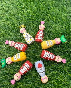 small plastic toys are arranged in the shape of a circle on some green grass,