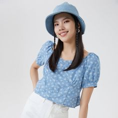 Chic Summer Style Step into summer with style in our Summer Floral Denim Crop Top, a must-have for those who cherish unique fashion. The charming floral pattern blended with a vibrant blue hue makes this top a striking addition to any wardrobe. Designed for the trendy young woman aged 18-24, this piece combines comfort with casual elegance. Product Features Fabric: 100% Cotton denim that ensures breathability and comfort. Fit: Slim fit design to accentuate your silhouette. Sleeves: Short puff sl