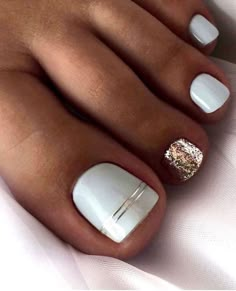 Gold Toe Nails, Spring Pedicure, Pedicure Designs Toenails, Pedicure Nail Designs, Gel Toe Nails, Toe Nail Color, Pretty Toe Nails, Summer Toe Nails, Cute Toe Nails