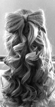 This is how Alice's hair would look like. Just like how Alice's hair is, we all imagine, it is down, the only difference is, it is curled with a bow in it. I think it matches Alice's personality really well. I also think it would look good with her dress. This hair style looks fun and when I see it, I think of Alice for Alice in Wonderland. Girly Hairstyles, Bow Hairstyle, Tutorial Ideas, Ribbon Hairstyle, Trendy Hairstyle, Long Hairstyle, Hairstyle Tutorial, Pretty Hair, Long Curly