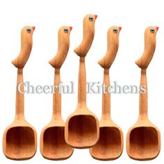 six wooden spoons are lined up in the shape of an animal's head