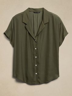 Resort Shirt | Banana Republic Earth Tone Color Palette Clothes, Postpartum Fashion, Academia Aesthetic Outfit, Minimal Chic Style, Resort Shirt, Europe Outfits, Relaxed Outfit, Rayon Shirt, Easy Trendy Outfits