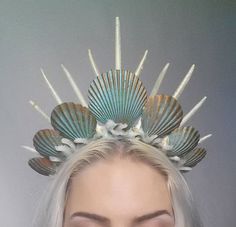 Carnaval 2016 - Acessórios de cabeça ~ Blog da Sophia Abrahão Mermaid Crown Tiaras, Mermaid Crown, Cicely Mary Barker, Mermaid Life, Mermaid Costume, Costume Makeup, Mermaid Party, Tiaras And Crowns, Hippie Chic